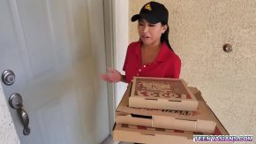 Livreaza pizza dar face si sex pentru un ciubuc in plus